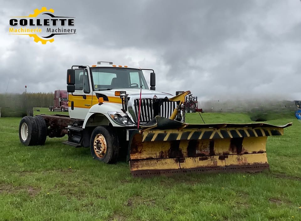 2012 International workstar 7300 truck - Image 2